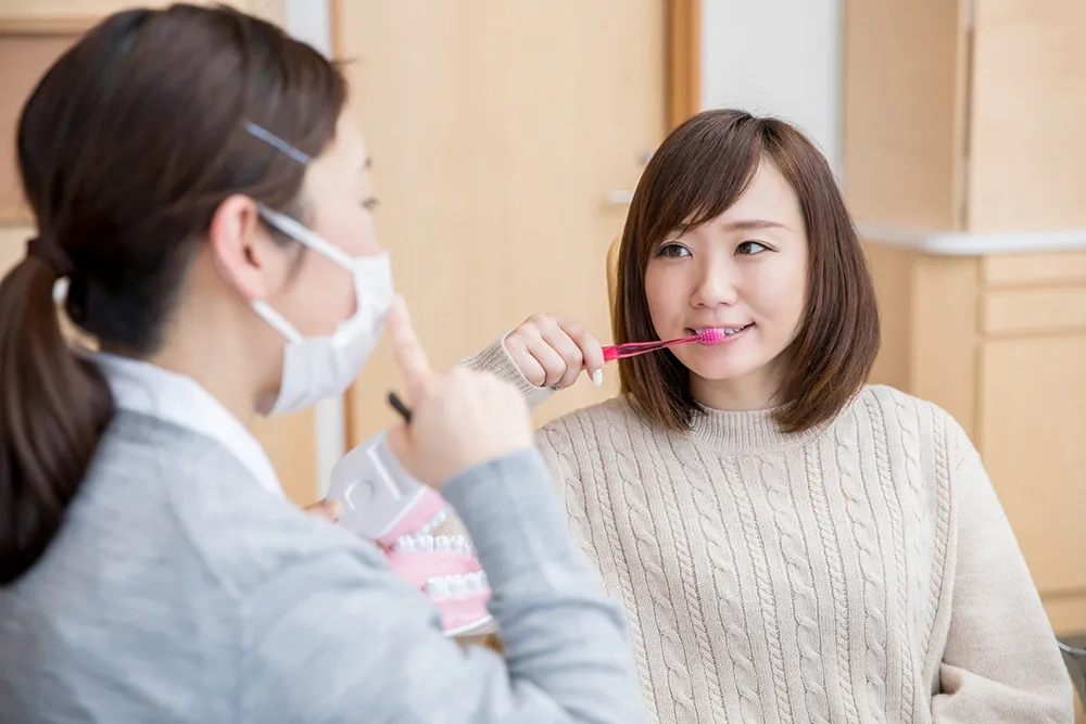 歯磨き指導を受ける女性のイメージ画像